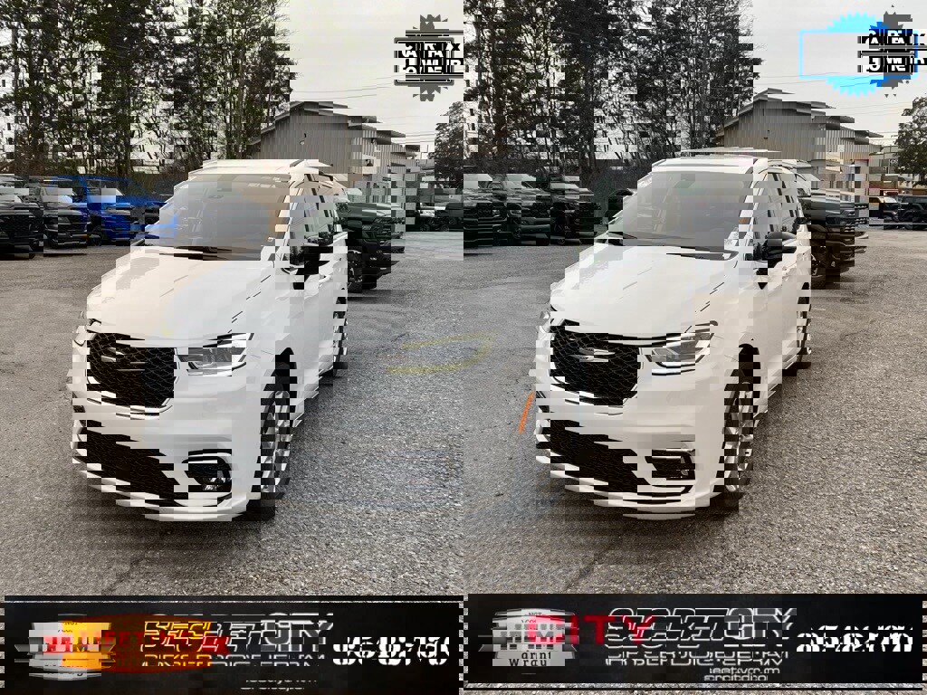 Used 2024 Chrysler Pacifica Touring-L image 1