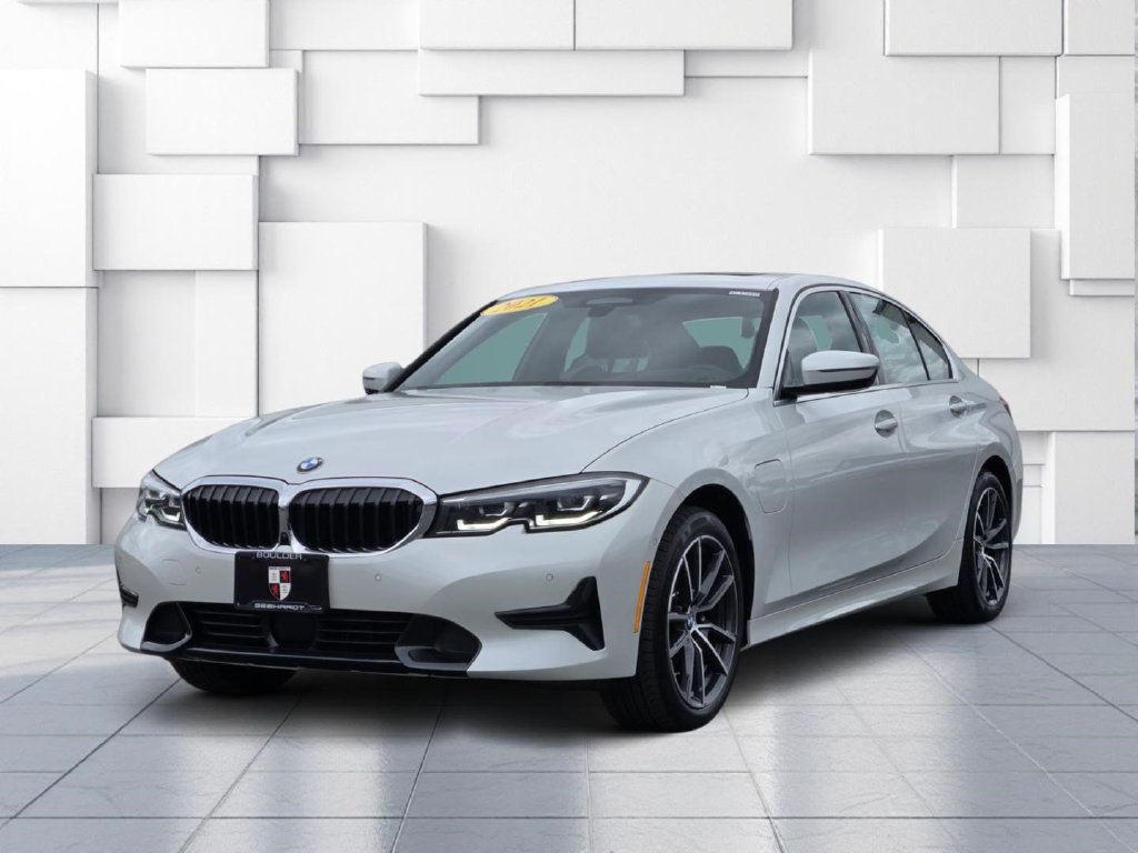 Used 2021 BMW 330e xDrive w/ Premium Package AWD/4WD image 3