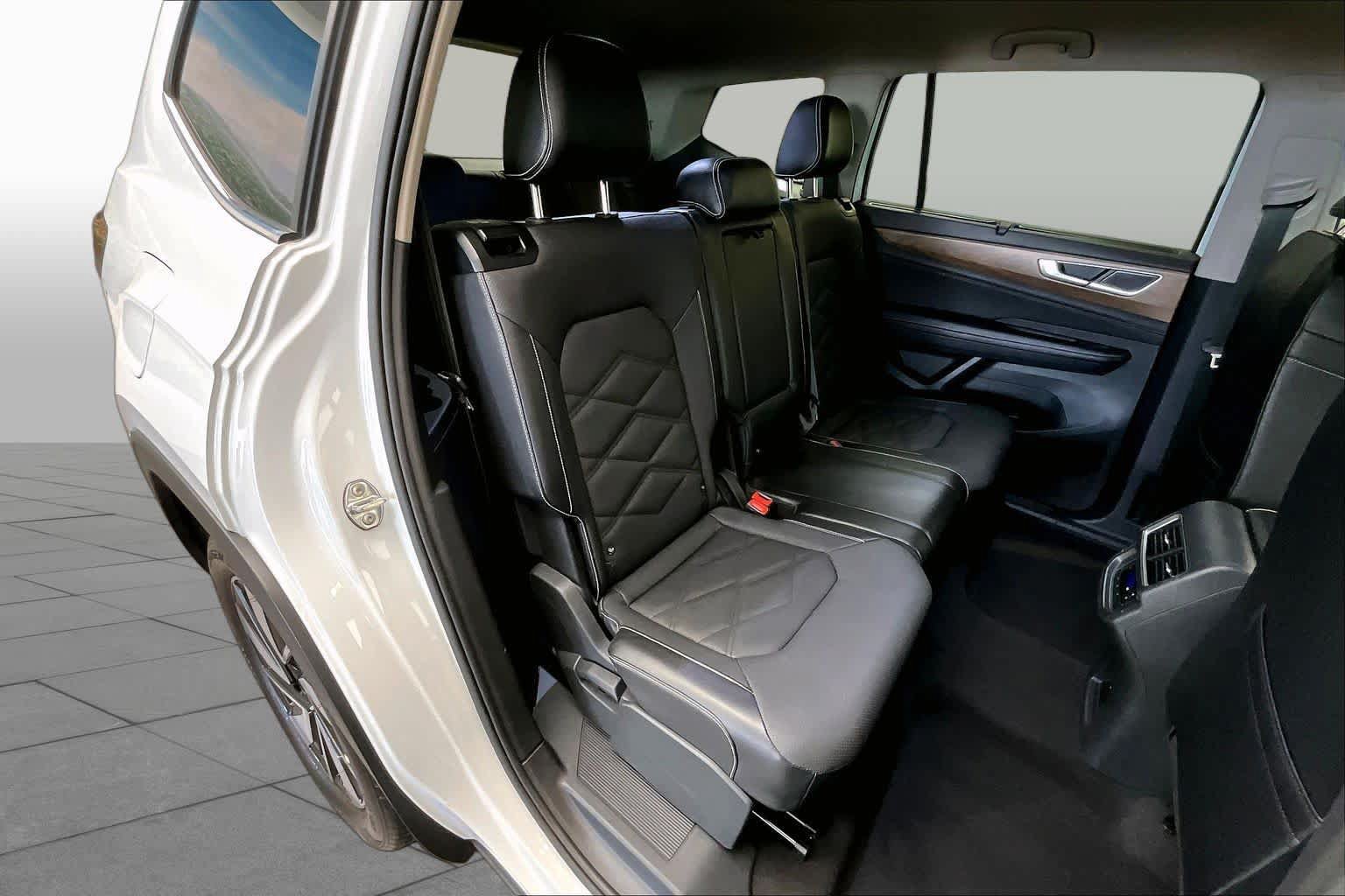 Used 2024 Volkswagen Atlas SE FWD image 19
