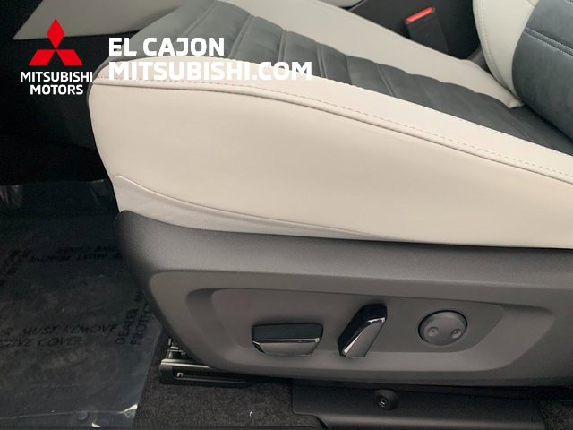 New 2025 Mitsubishi Outlander SE image 12