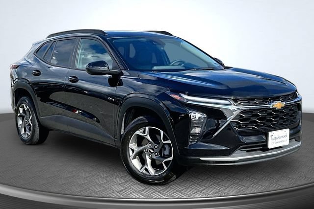 Used 2025 Chevrolet Trax LT FWD image 3