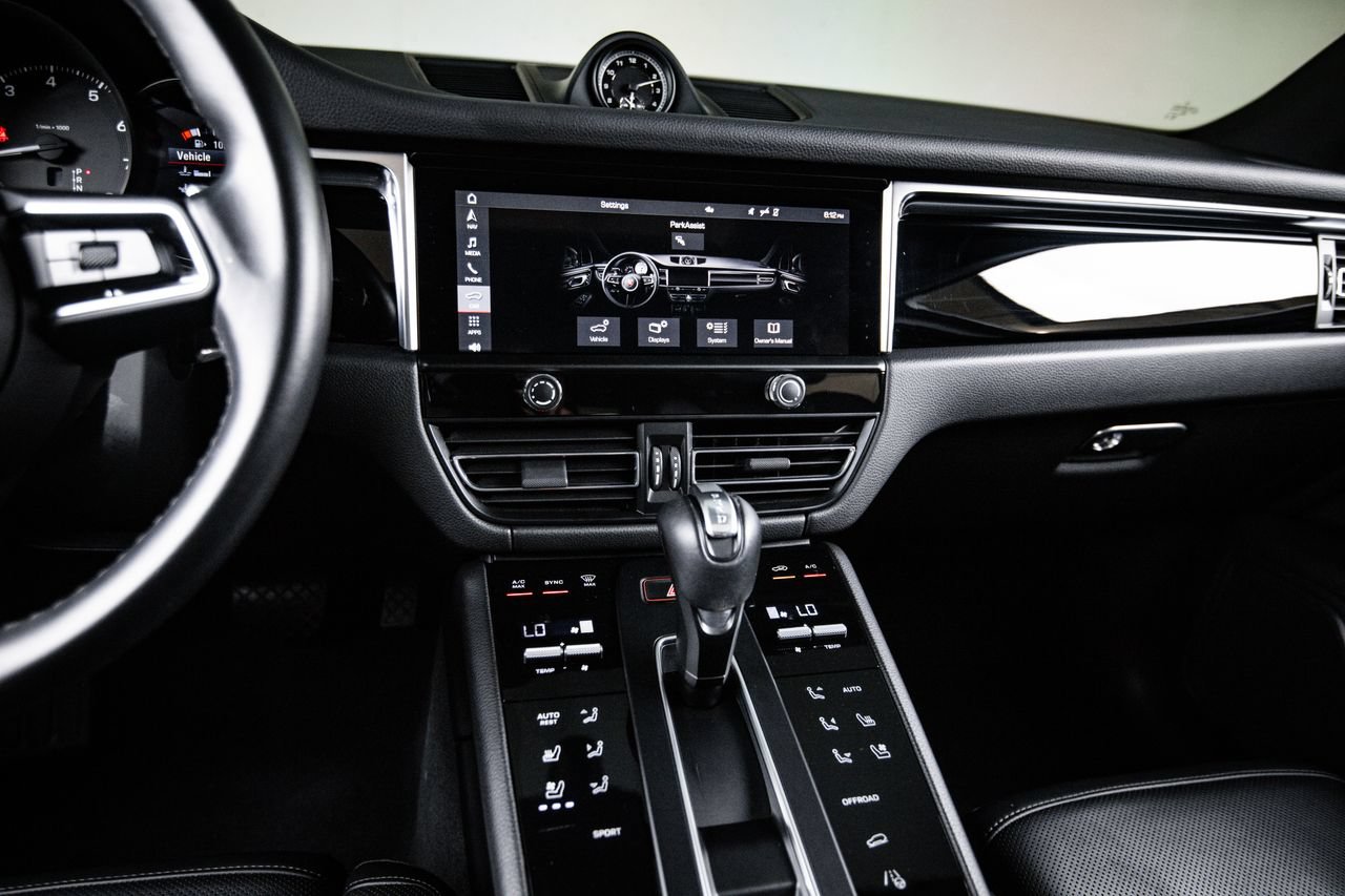 Certified 2024 Porsche Macan AWD/4WD image 19
