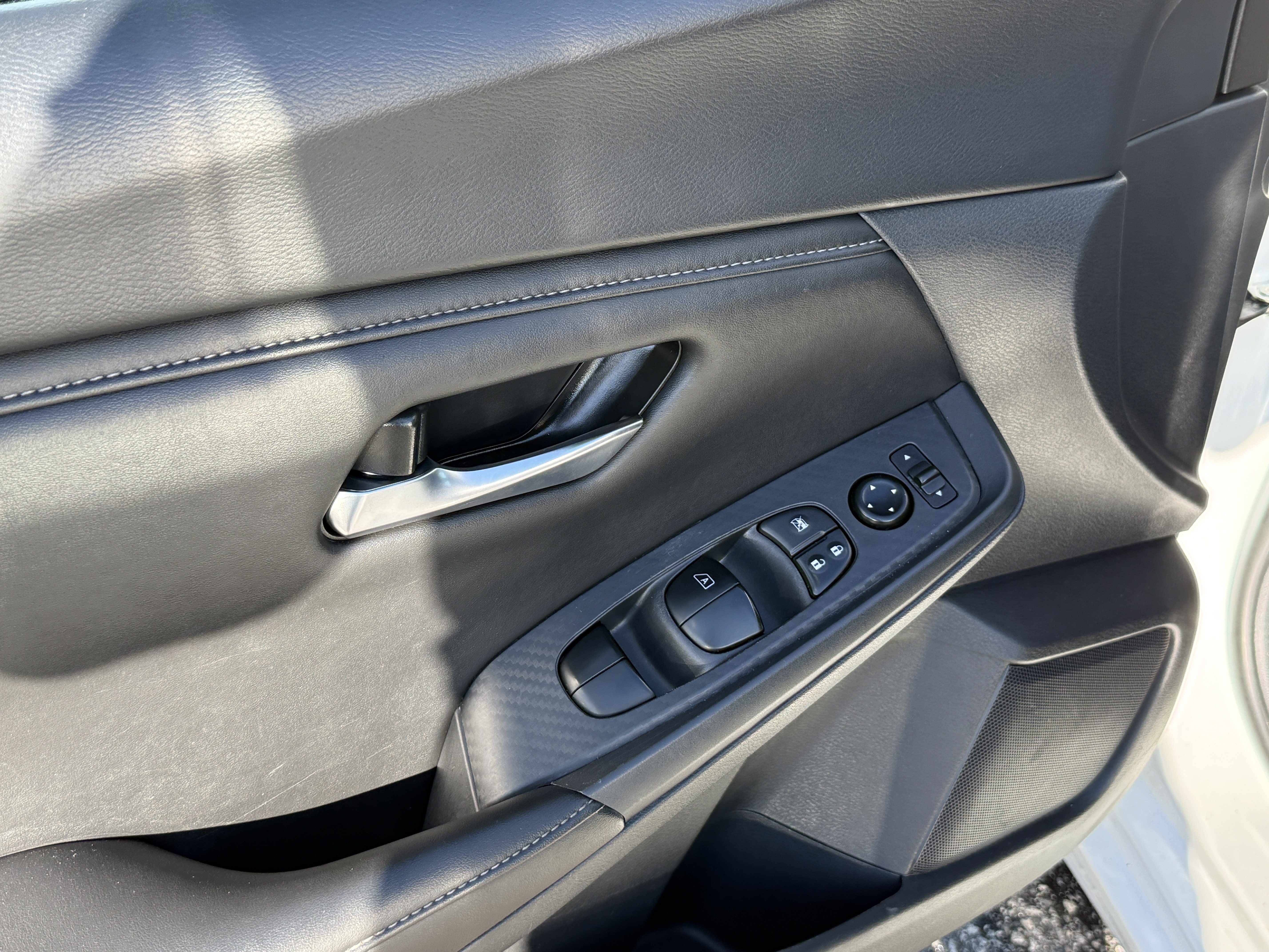 Used 2025 Nissan Sentra SV FWD image 15