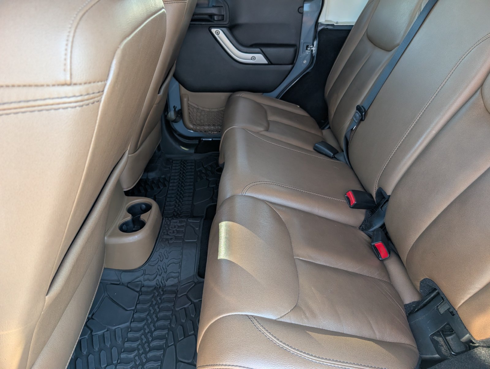 Used 2015 Jeep Wrangler Unlimited Sahara w/ Connectivity Group AWD/4WD image 12