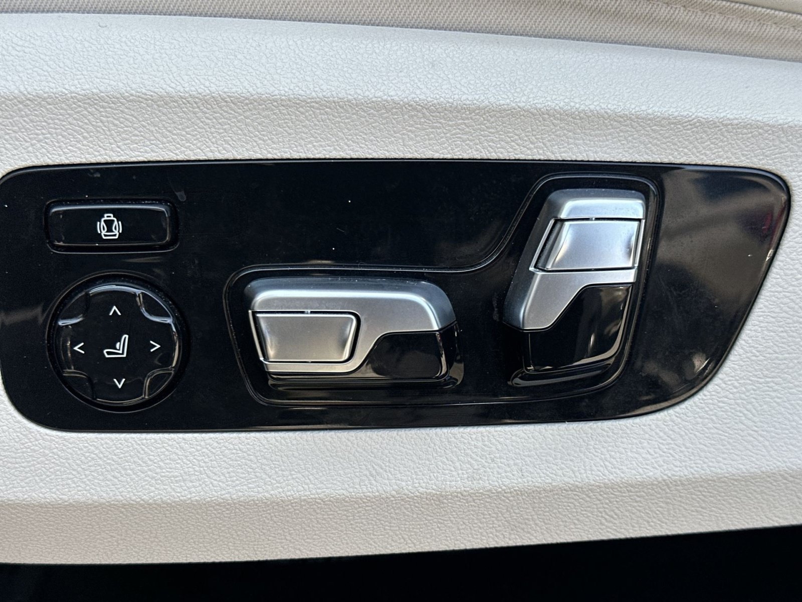 Used 2020 BMW X7 M50i w/ Dynamic Handling Package AWD/4WD image 15