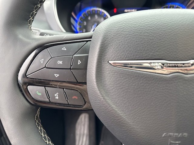 Used 2025 Chrysler Pacifica Limited image 33