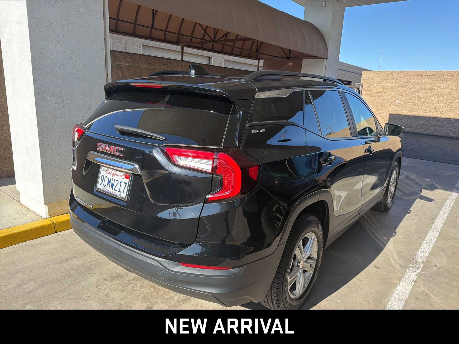 Used 2022 GMC Terrain SLE w/ Driver Convenience Package FWD image 4