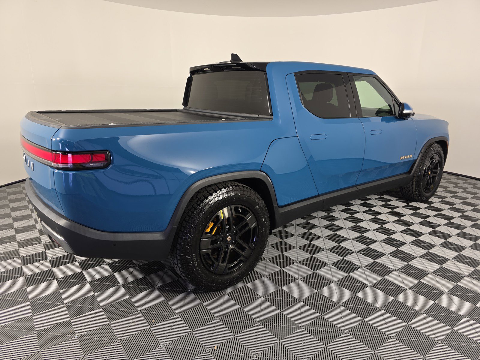 Used 2022 Rivian R1T Adventure image 5