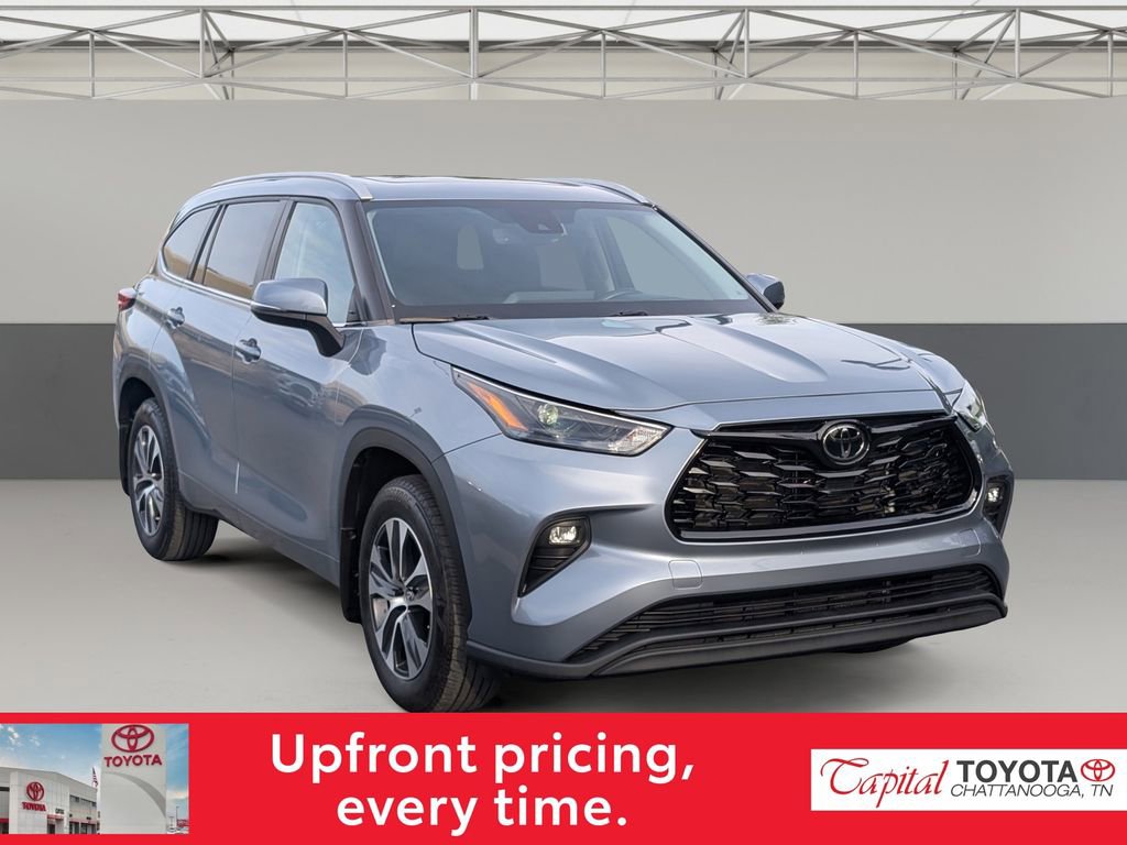 Used 2023 Toyota Highlander XLE FWD image 2