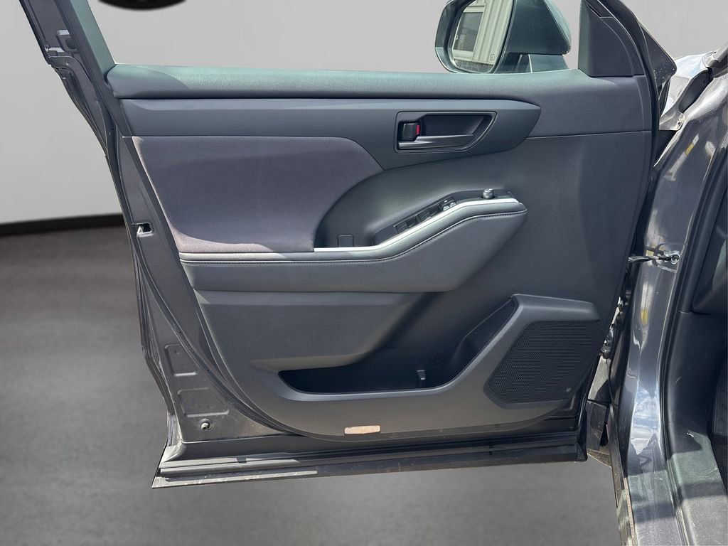 Used 2023 Toyota Highlander LE AWD/4WD image 23