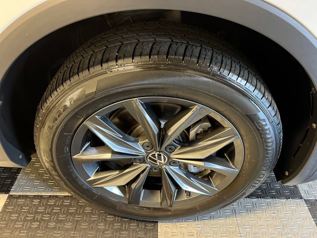 Certified 2023 Volkswagen Tiguan SE w/ Panoramic Sunroof Package FWD image 9