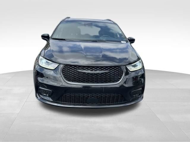 Used 2025 Chrysler Pacifica Limited FWD image 2