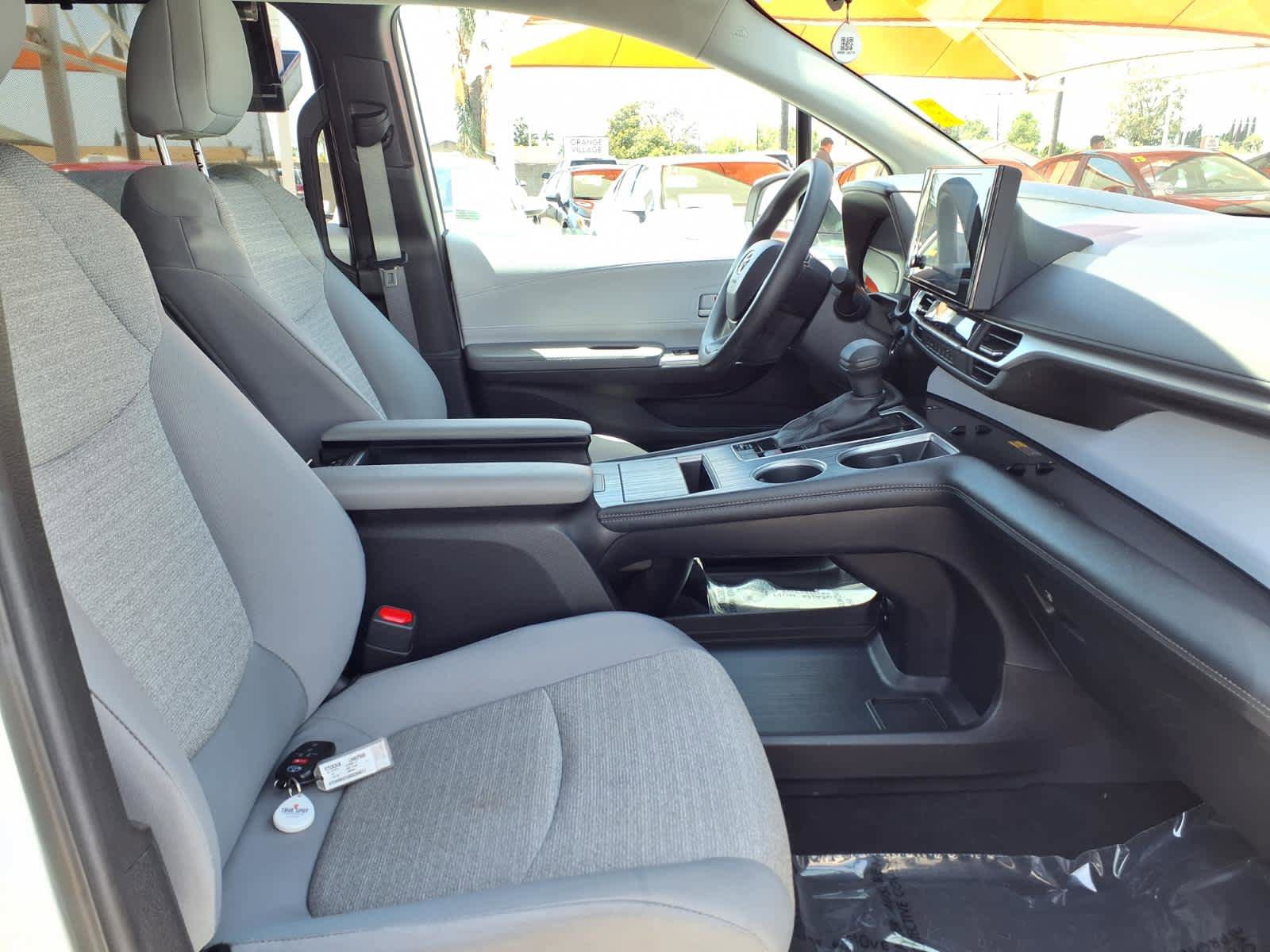 Certified 2025 Toyota Sienna LE FWD image 22