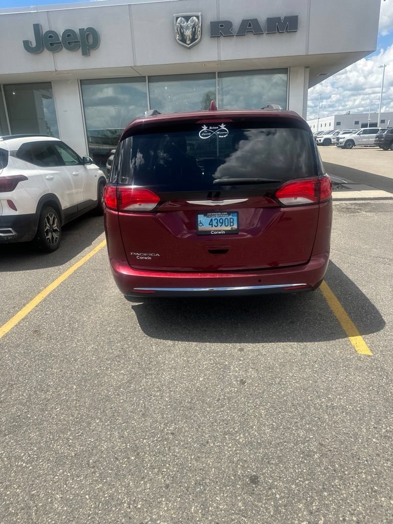 Used 2017 Chrysler Pacifica Touring-L Plus FWD image 6