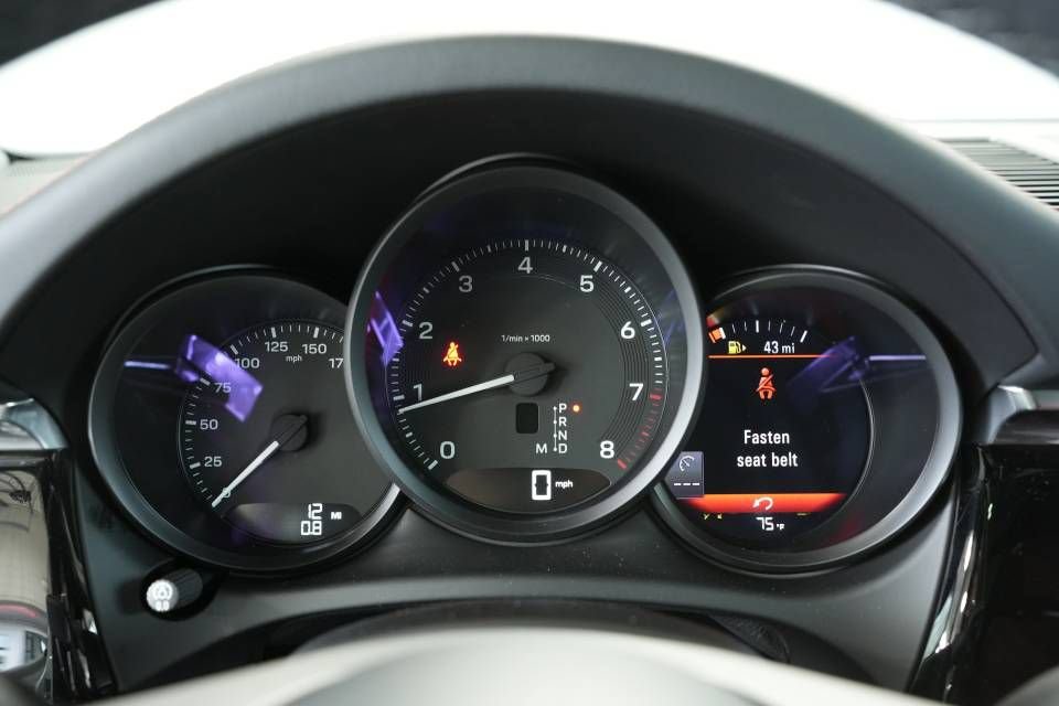 Certified 2025 Porsche Macan AWD/4WD image 14