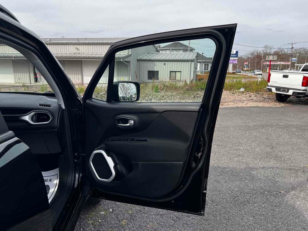 Used 2018 Jeep Renegade Latitude image 14