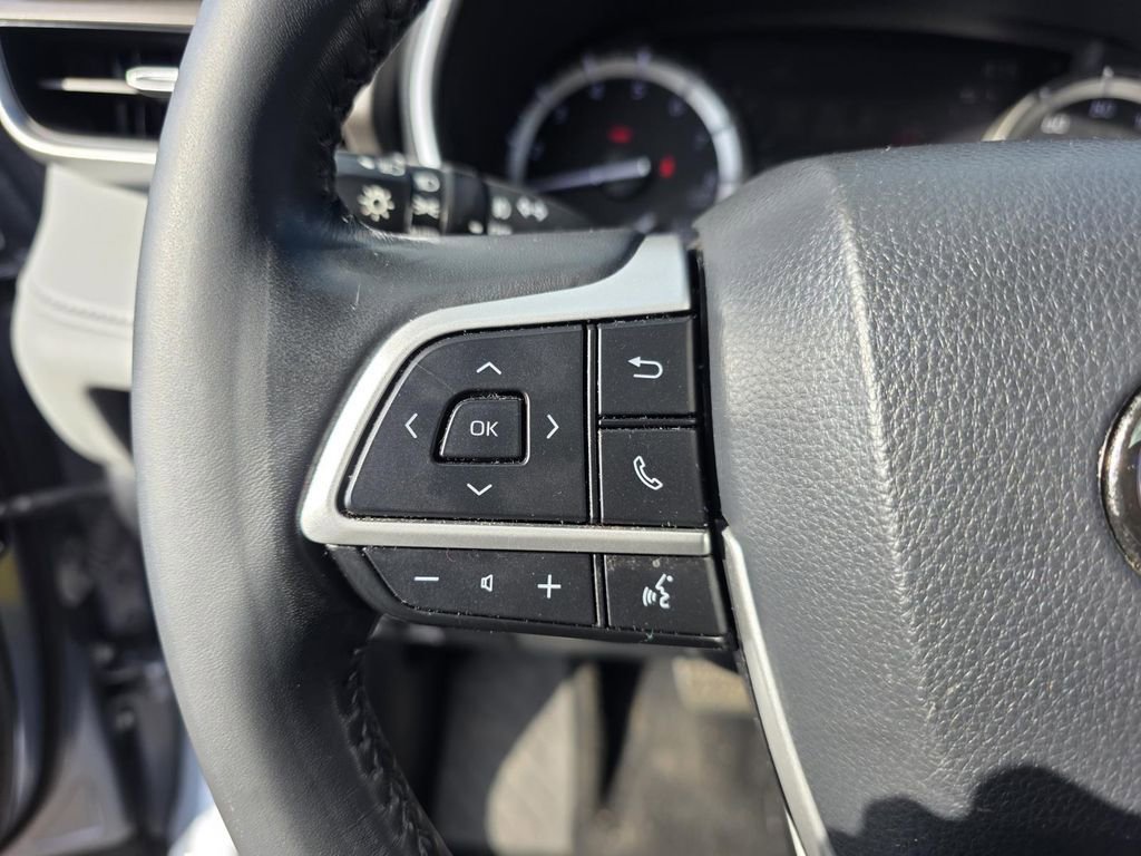 Used 2022 Toyota Highlander XLE FWD image 17