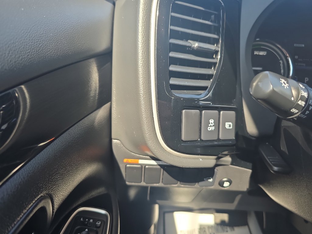 Used 2018 Mitsubishi Outlander SEL image 25
