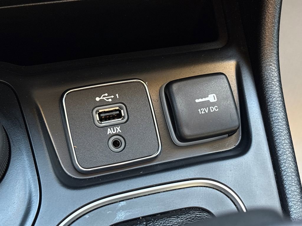 Used 2020 Jeep Cherokee Latitude Plus AWD/4WD image 17