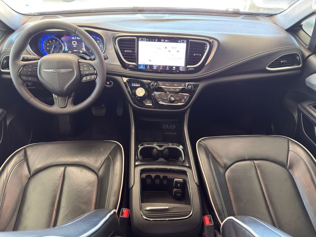 Used 2025 Chrysler Pacifica Limited image 25