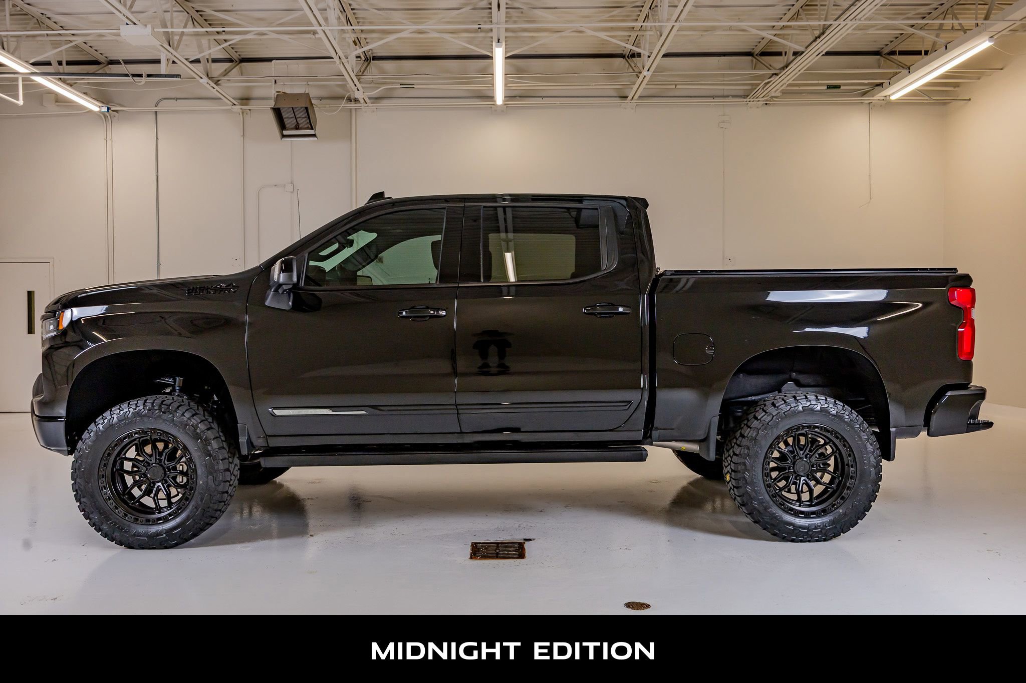 Used 2024 Chevrolet Silverado 1500 High Country w/ Midnight Edition AWD/4WD image 6
