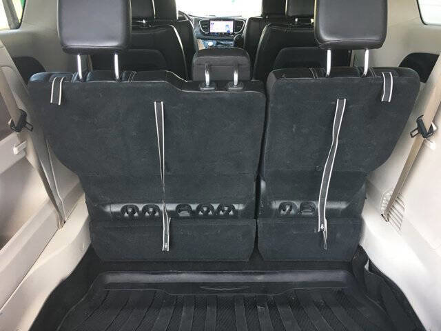 Used 2023 Chrysler Pacifica Touring-L image 28