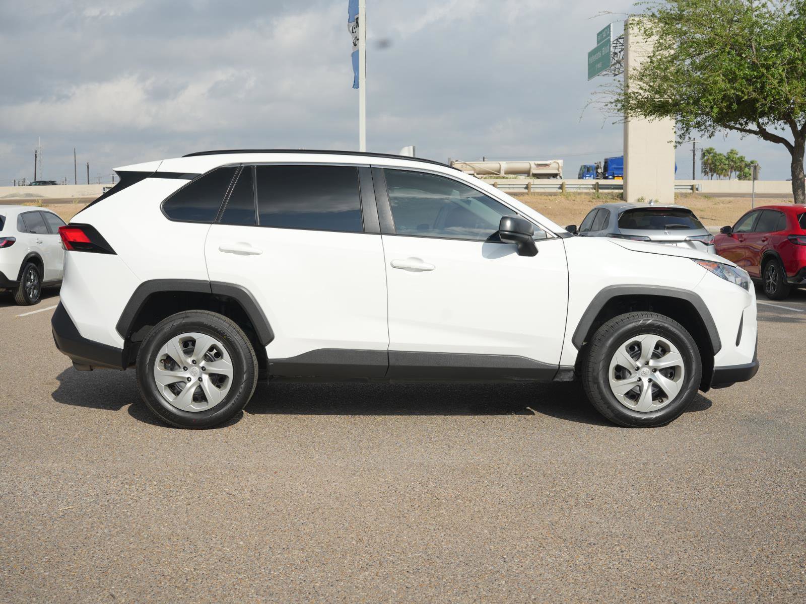 Used 2021 Toyota RAV4 LE image 4