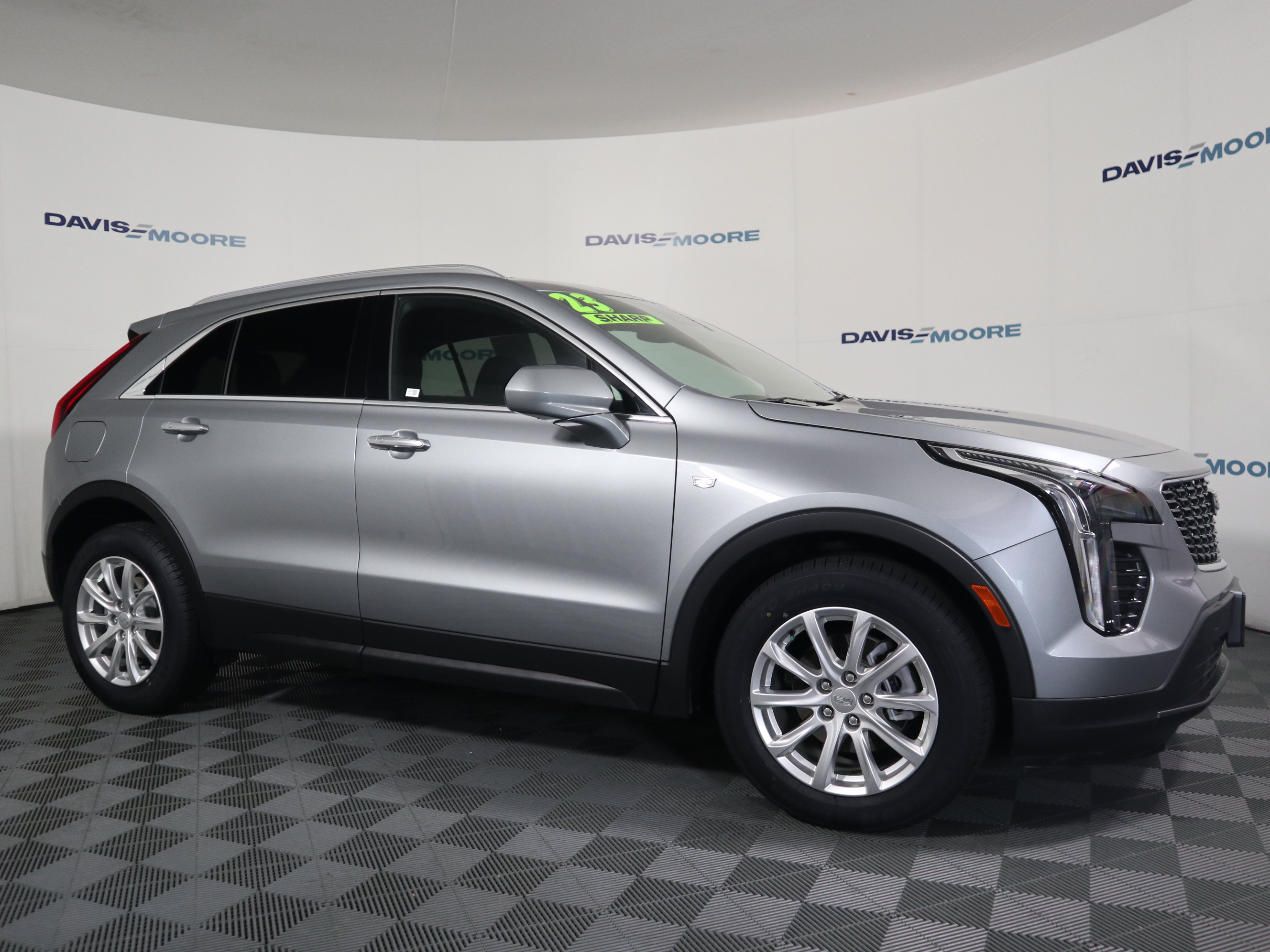 Used 2023 Cadillac XT4 Luxury w/ Cold Weather Package FWD image 4