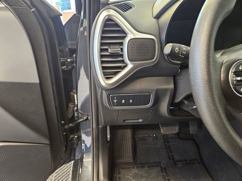 Used 2025 Kia Soul LX w/ LX Technology Package FWD image 16