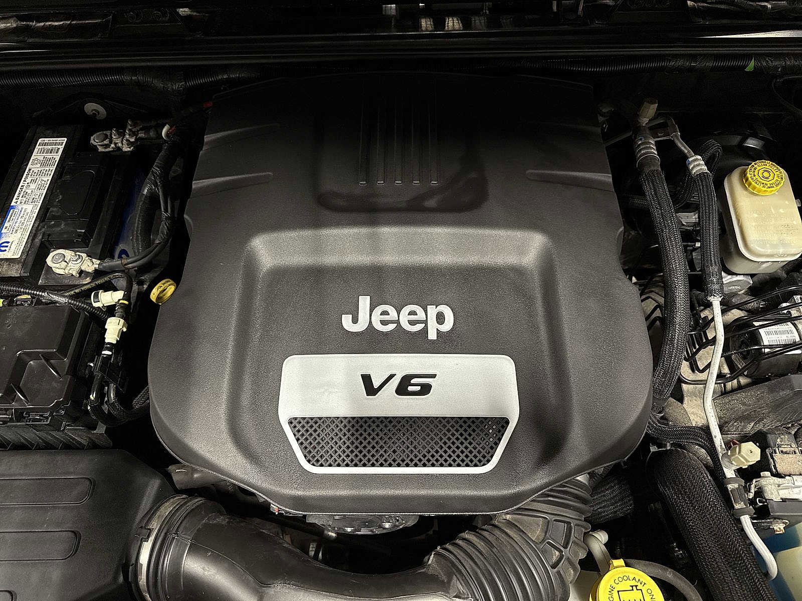 Used 2016 Jeep Wrangler Unlimited Sahara w/ Connectivity Group AWD/4WD image 12