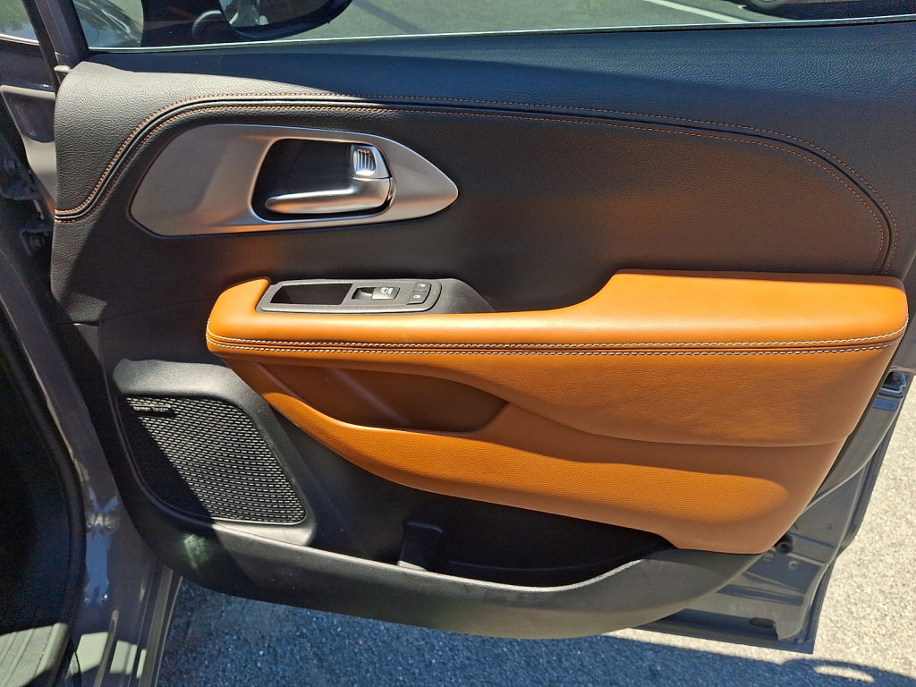 Used 2025 Chrysler Pacifica Pinnacle AWD/4WD image 14