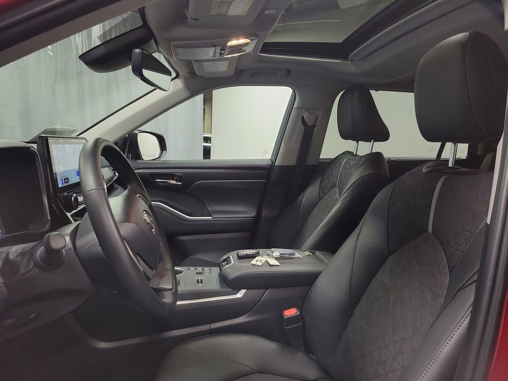 Used 2025 Toyota Highlander XLE image 12