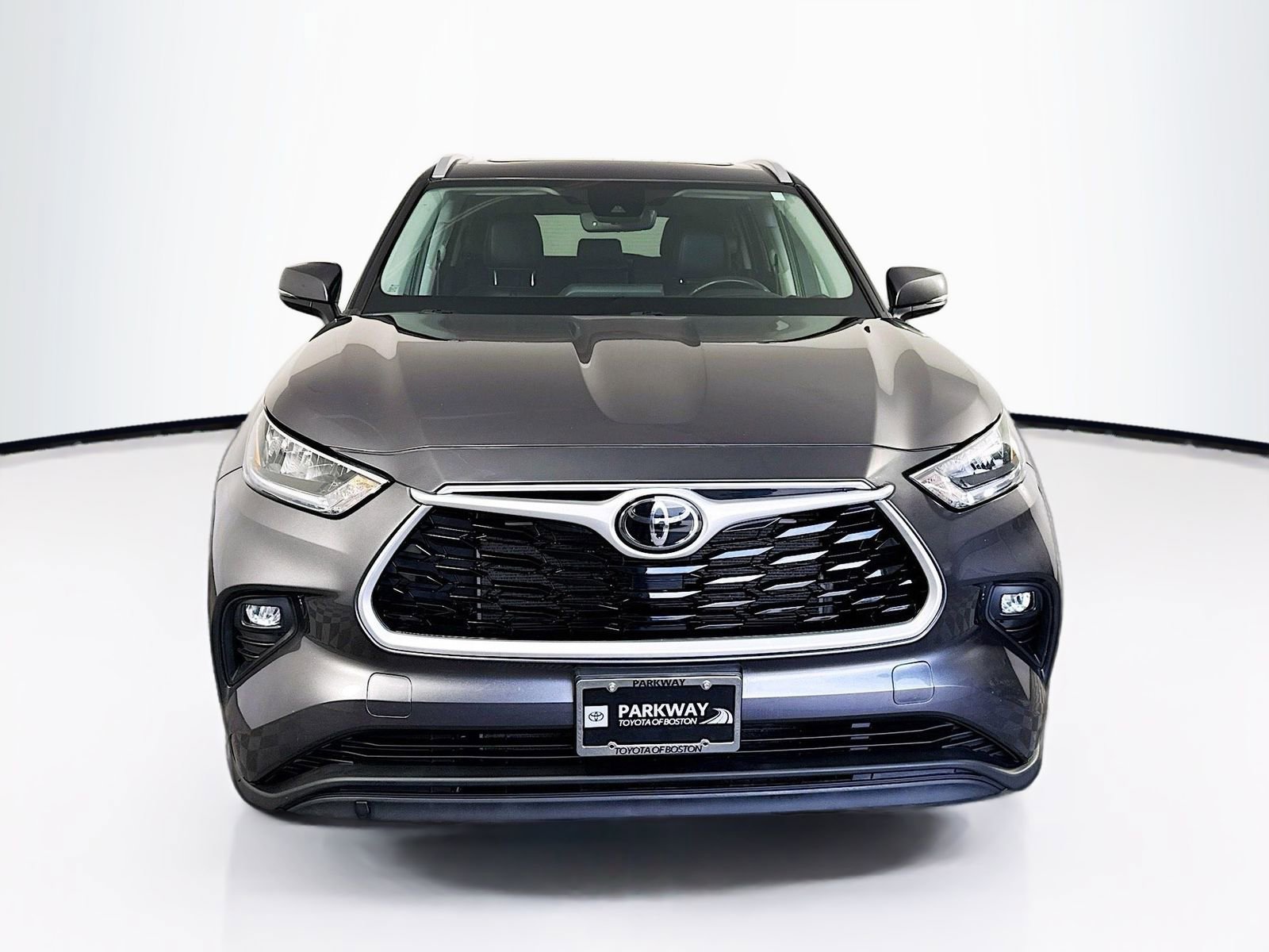 Used 2022 Toyota Highlander XLE AWD/4WD image 2