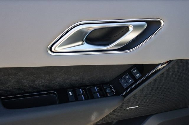 Certified 2026 Land Rover Range Rover Velar Dynamic SE AWD/4WD image 15