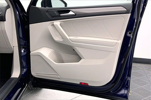 Used 2023 Volkswagen Tiguan SE w/ Panoramic Sunroof Package image 24