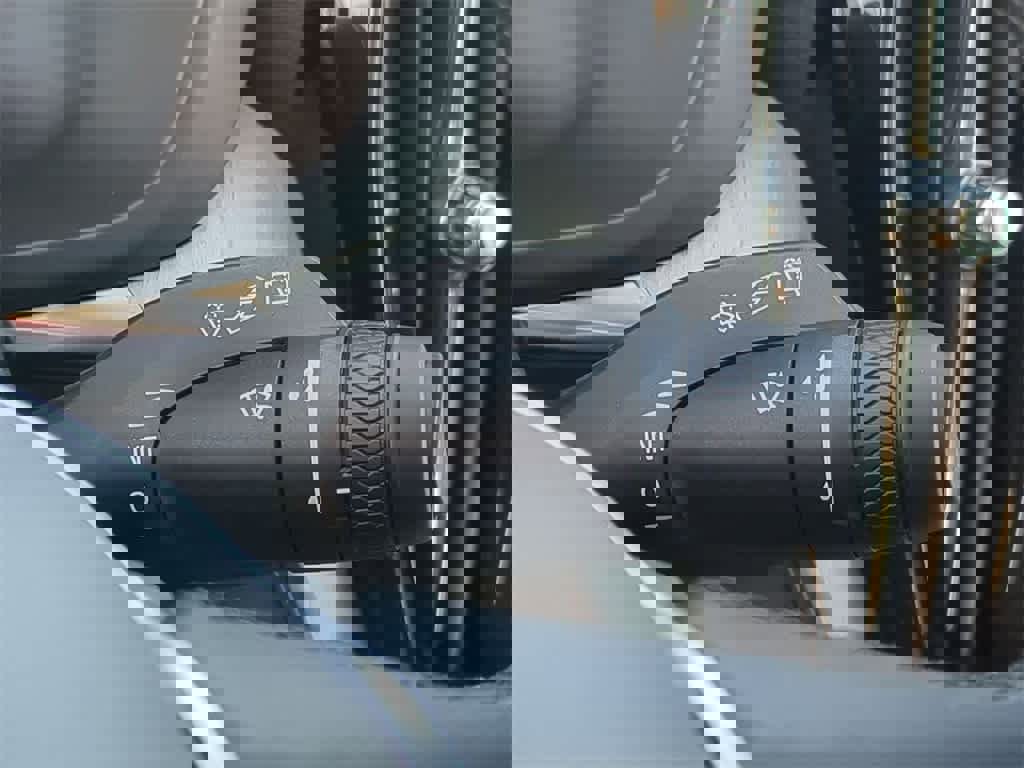 Used 2025 Volvo XC60 B5 Plus image 24