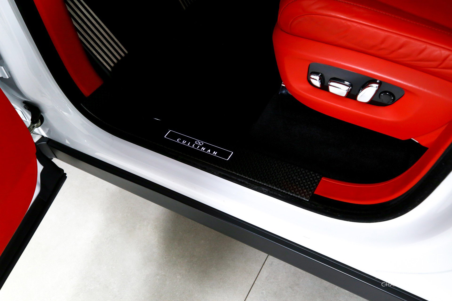 Used 2021 Rolls-Royce Cullinan Black Badge image 17