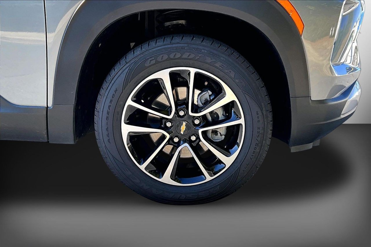 Used 2025 Chevrolet TrailBlazer LT AWD/4WD image 31