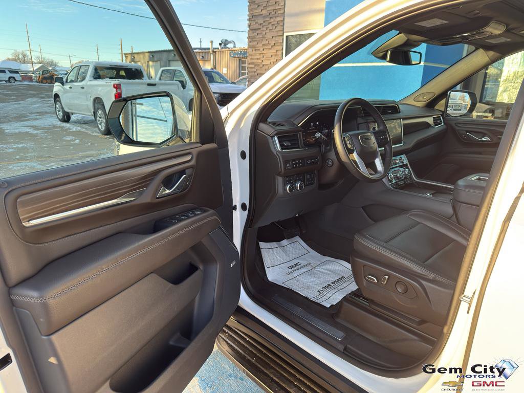 Used 2023 GMC Yukon XL Denali image 16