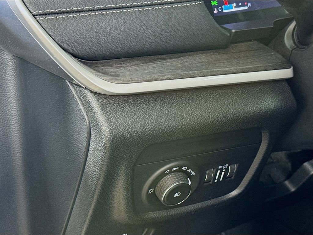 Used 2022 Jeep Grand Cherokee L Limited image 11