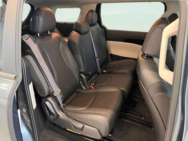 Used 2024 Kia Carnival EX FWD image 14