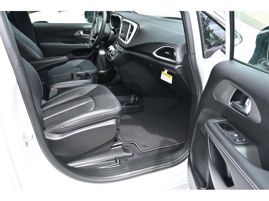 New 2025 Chrysler Voyager LX image 15
