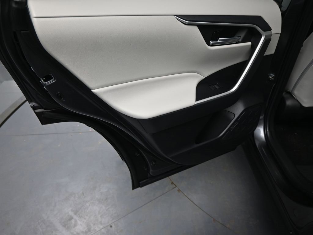 Used 2023 Toyota RAV4 XLE Premium image 31