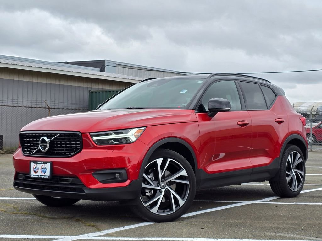 Used 2022 Volvo XC40 T5 R-Design w/ Advanced Package