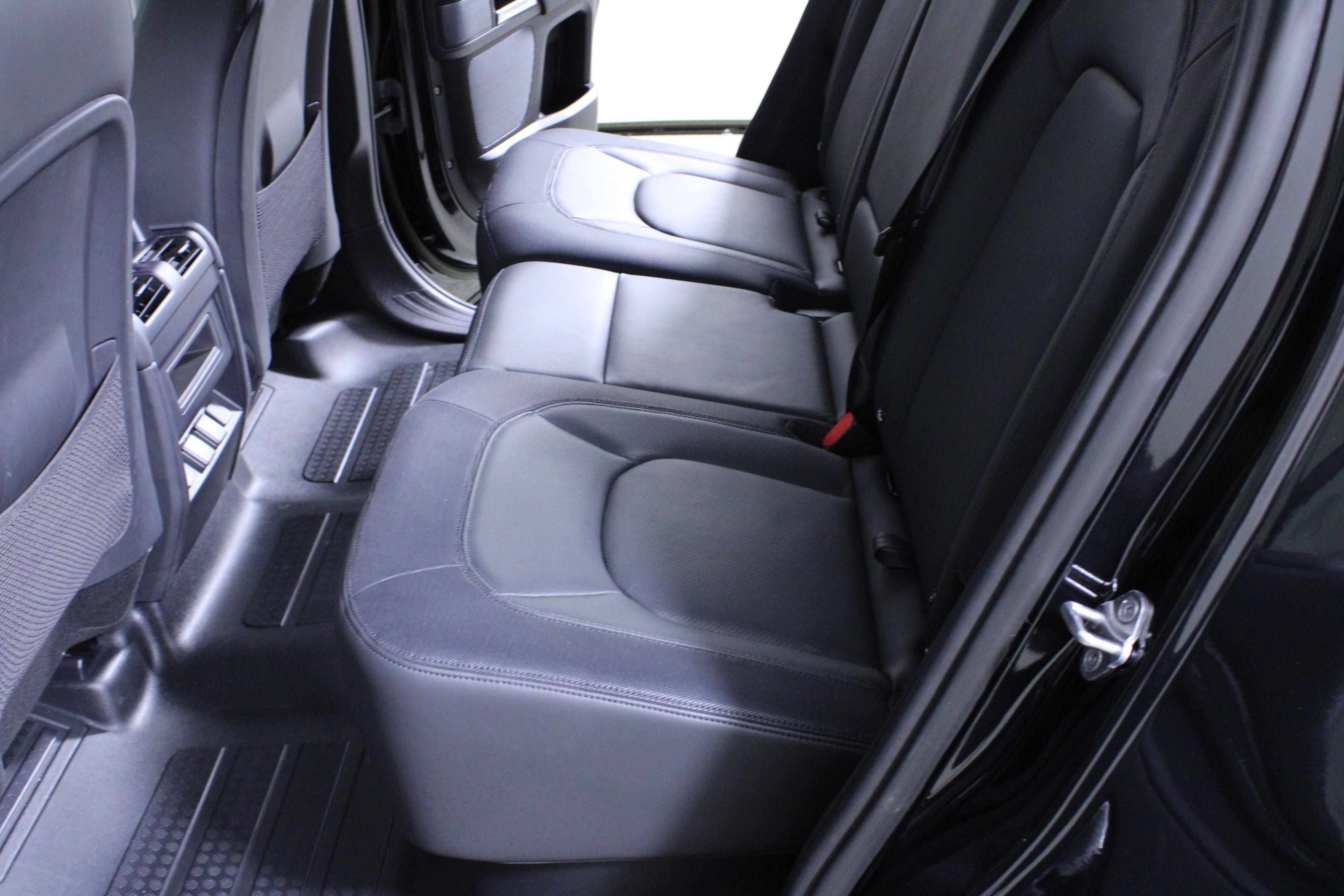 Used 2023 Land Rover Defender 110 X-Dynamic SE image 11