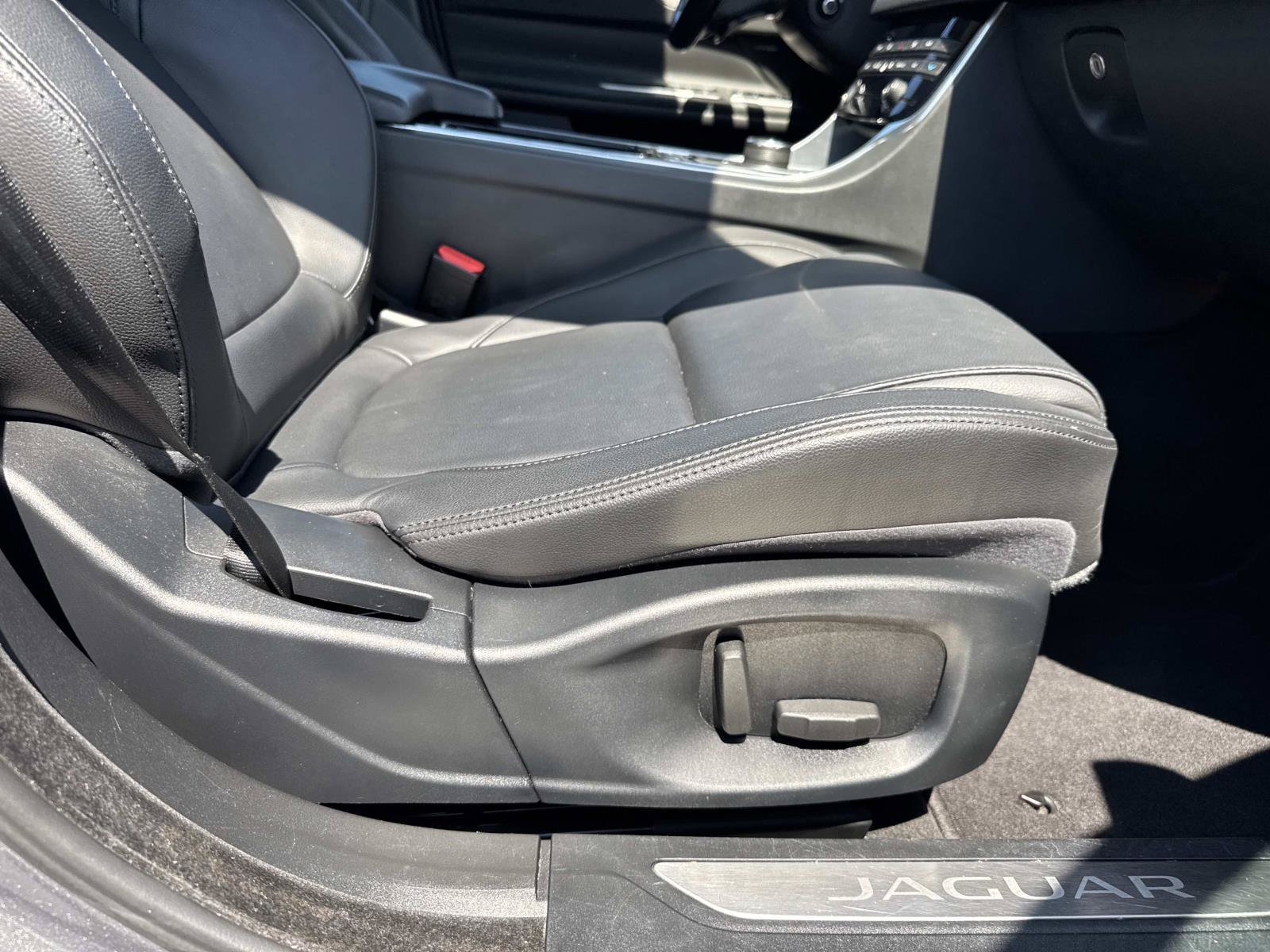 Used 2017 Jaguar XF Premium RWD image 12