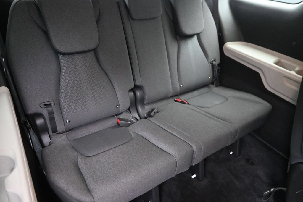 Used 2024 Kia Carnival LX FWD image 11