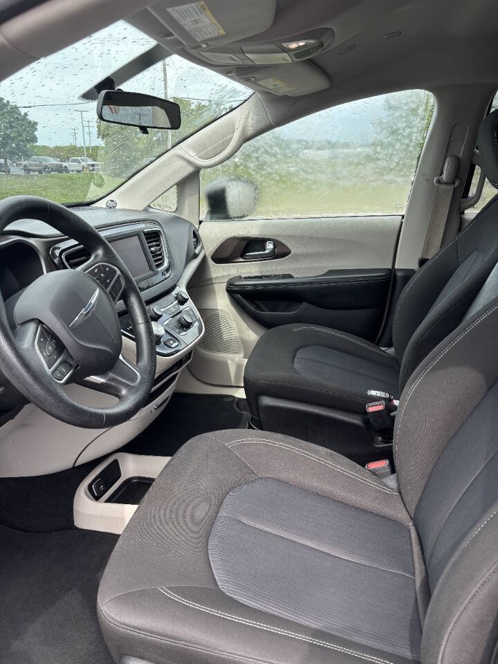 Used 2020 Chrysler Voyager LX FWD image 4