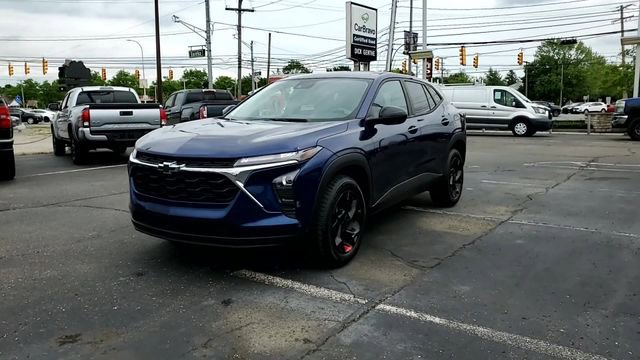 Used 2024 Chevrolet Trax LS w/ LS Convenience Package FWD image 2
