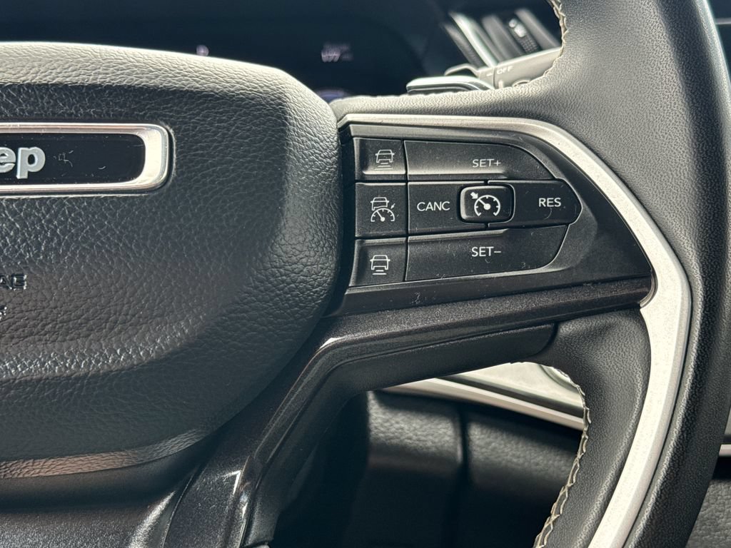 Used 2023 Jeep Grand Cherokee Laredo AWD/4WD image 19